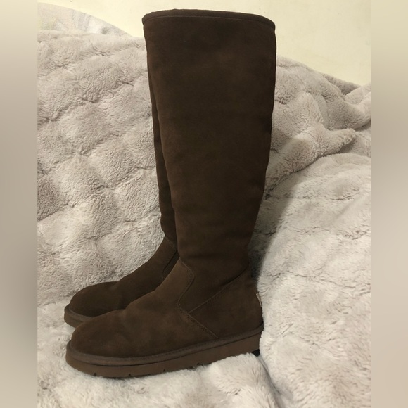 Rare Ugg Sunrise knee length sheepskin ladies boots. Dark brown color.Size US 7 - Picture 6 of 6